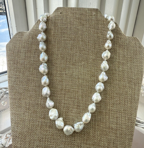 BAROQUE FRESHWATER PEARL NECKLACE