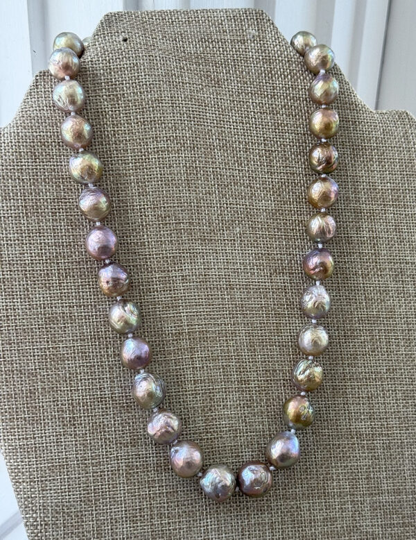 BAROQUE METALLIC PEARL NECKLACE - Image 4