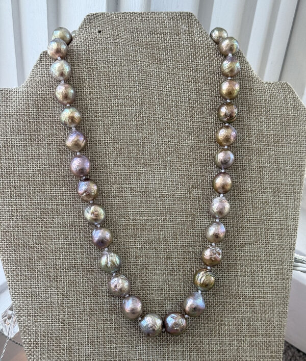 BAROQUE METALLIC PEARL NECKLACE