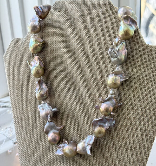 METALLIC PINK PEARL NECKLACE - Image 3