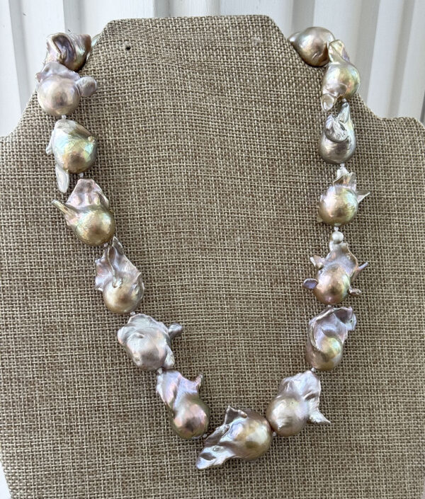 METALLIC PINK PEARL NECKLACE